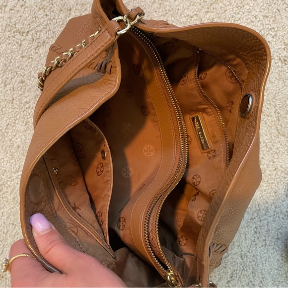 Tory Burch large leather purse in camel color with gold detailing - Picture 2 of 3